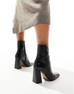 Everest flared heel boots in black