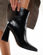Everest flared heel boots in black